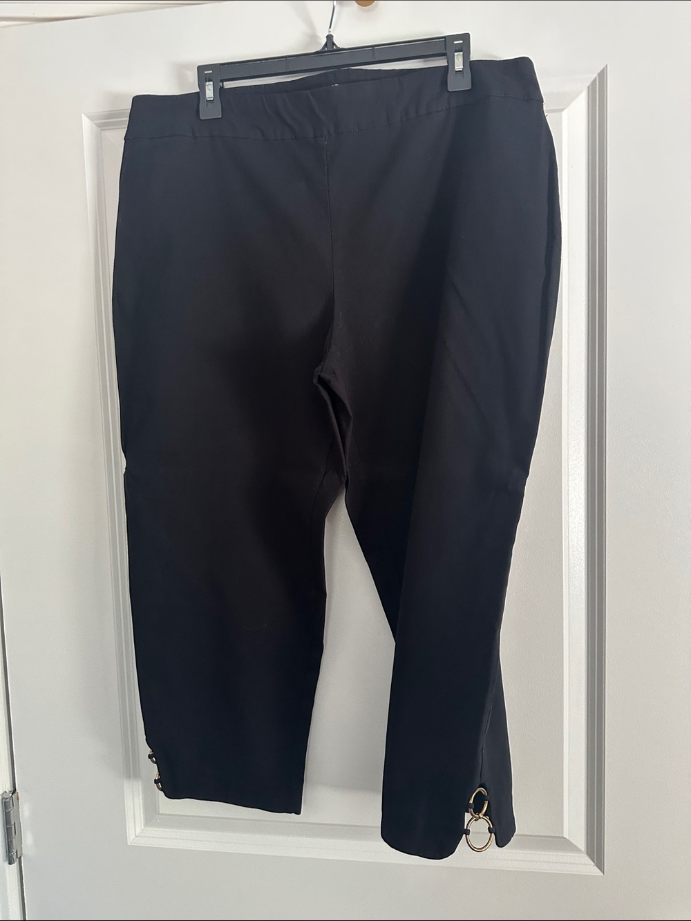 JM Collection Black Stretch Capri with Ring Accent